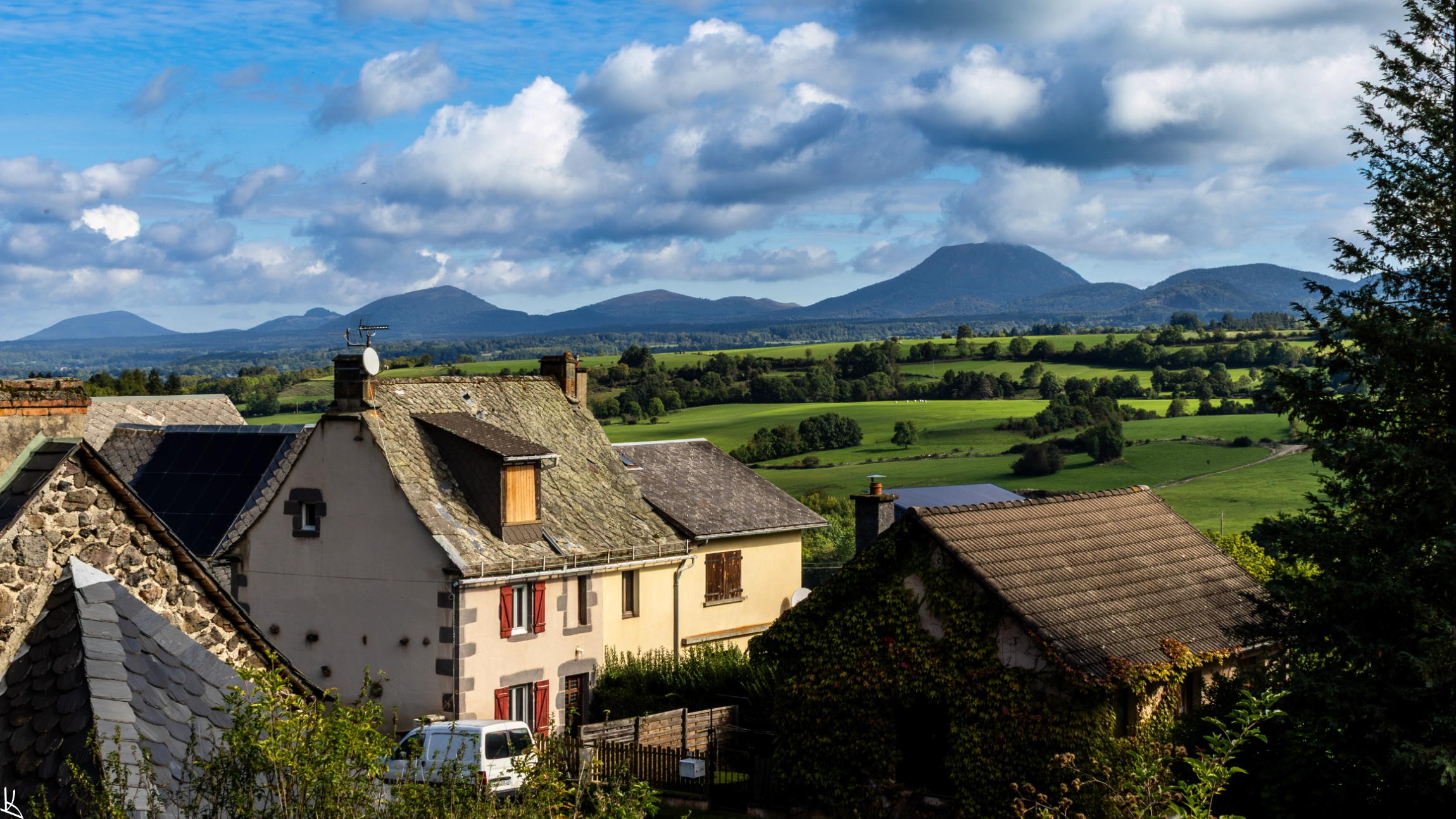 Juégheat - le village et le Puy de Dôme